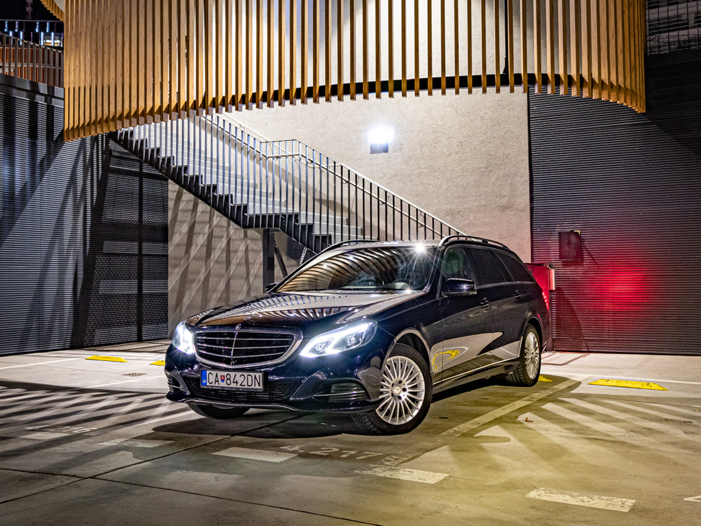 Mercedes-Benz E-Class Combi Blue - Front